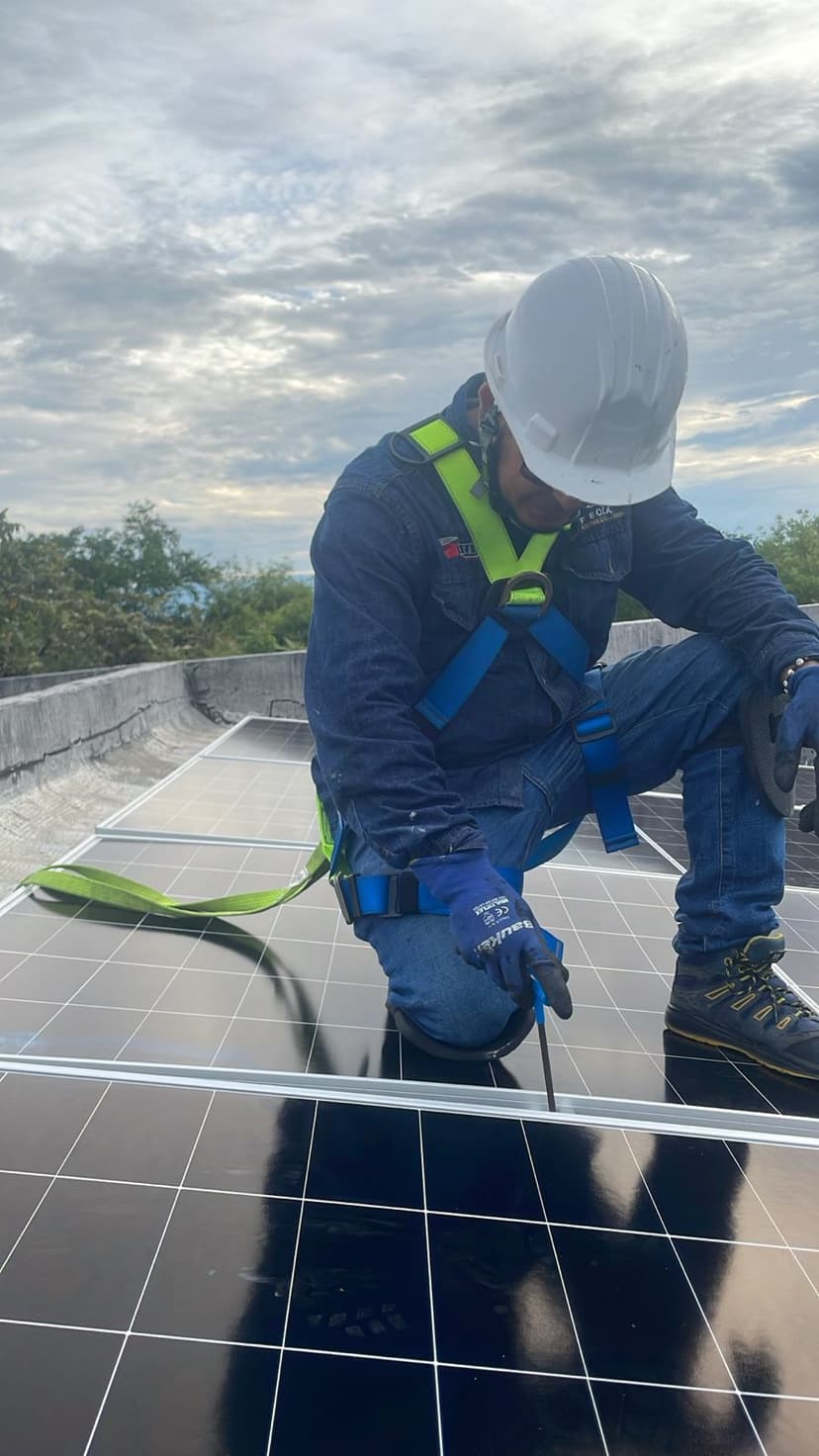 Técnico instalando paneles solares