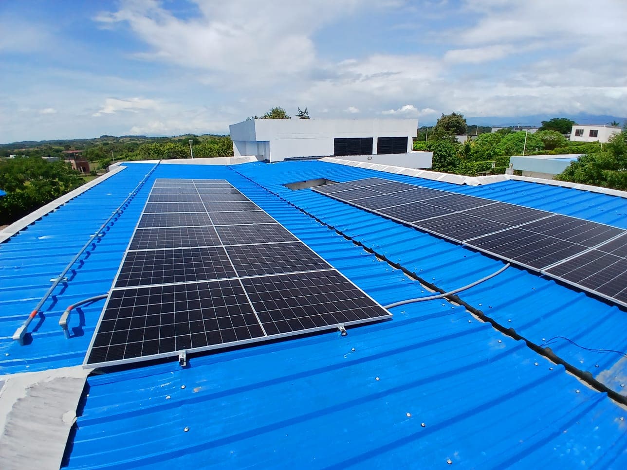 Paneles solares en paisaje