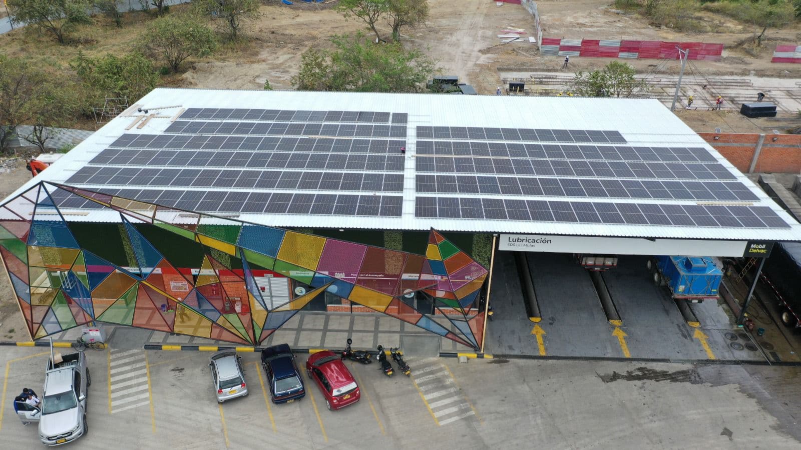 Paneles solares sobre techo comercial