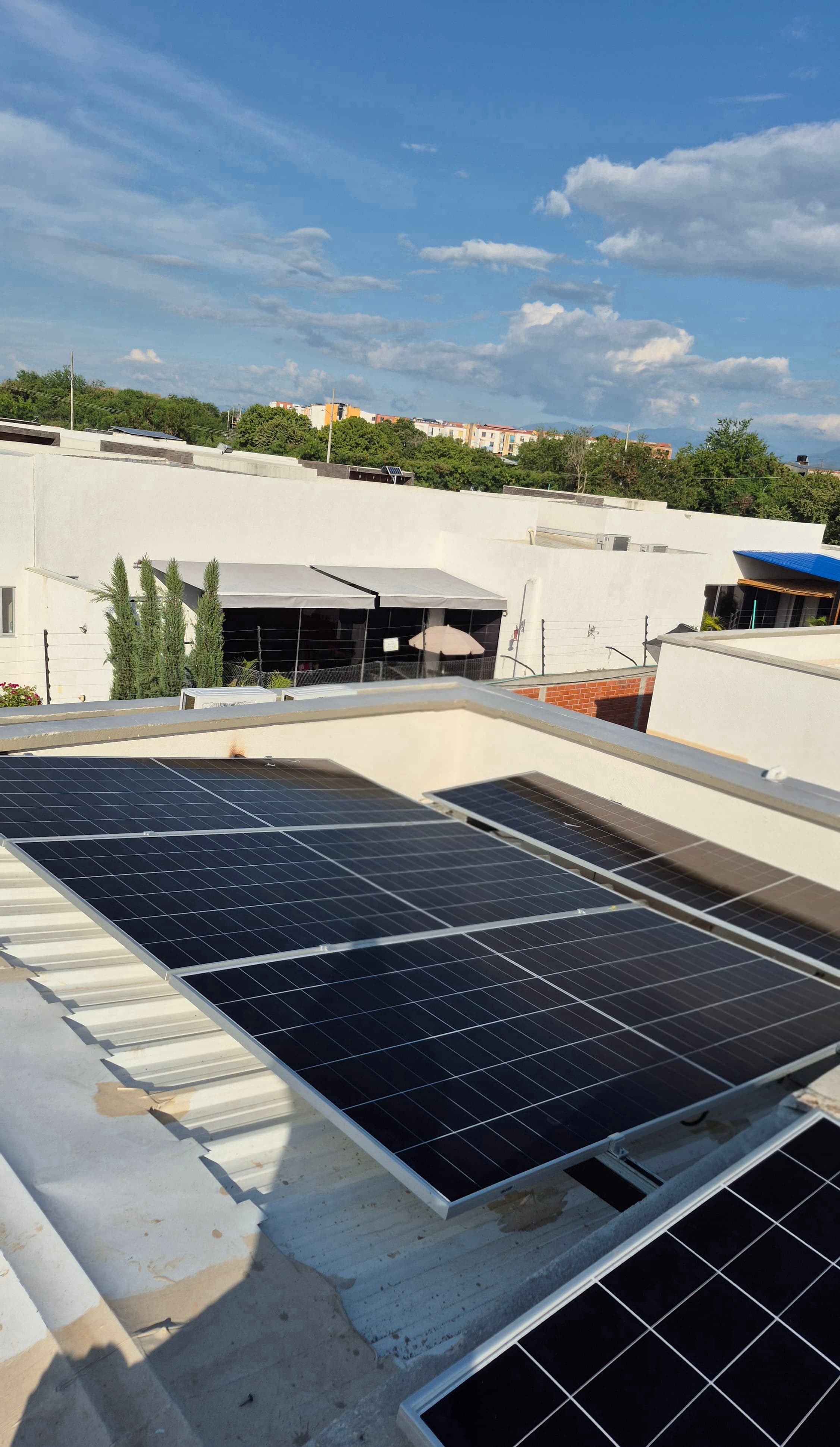 Equipo técnico en proyecto solar